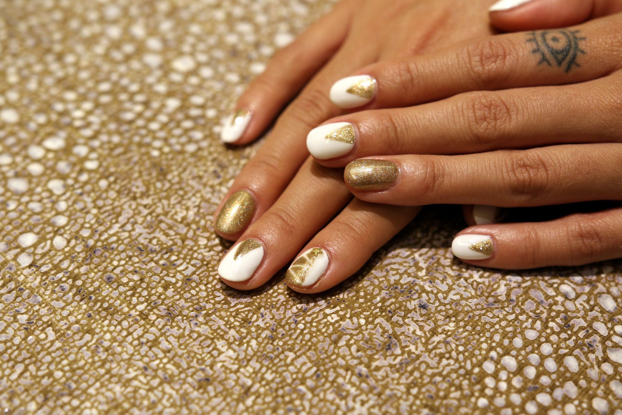 Keep it simple in white and gold