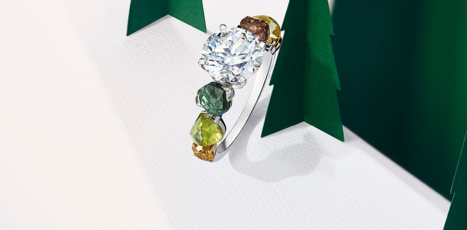 De BEERS Vulcan ring with round brilliant diamond surrounded by rough diamonds. Available at <a href="https://www.debeers.hk/contact/">De BEERS</a>