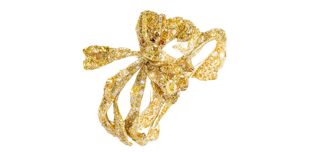 CINDY CHAO THE ART JEWEL Ribbon bangle in gold and titanium with yellow and white diamonds. Available by appointment only
