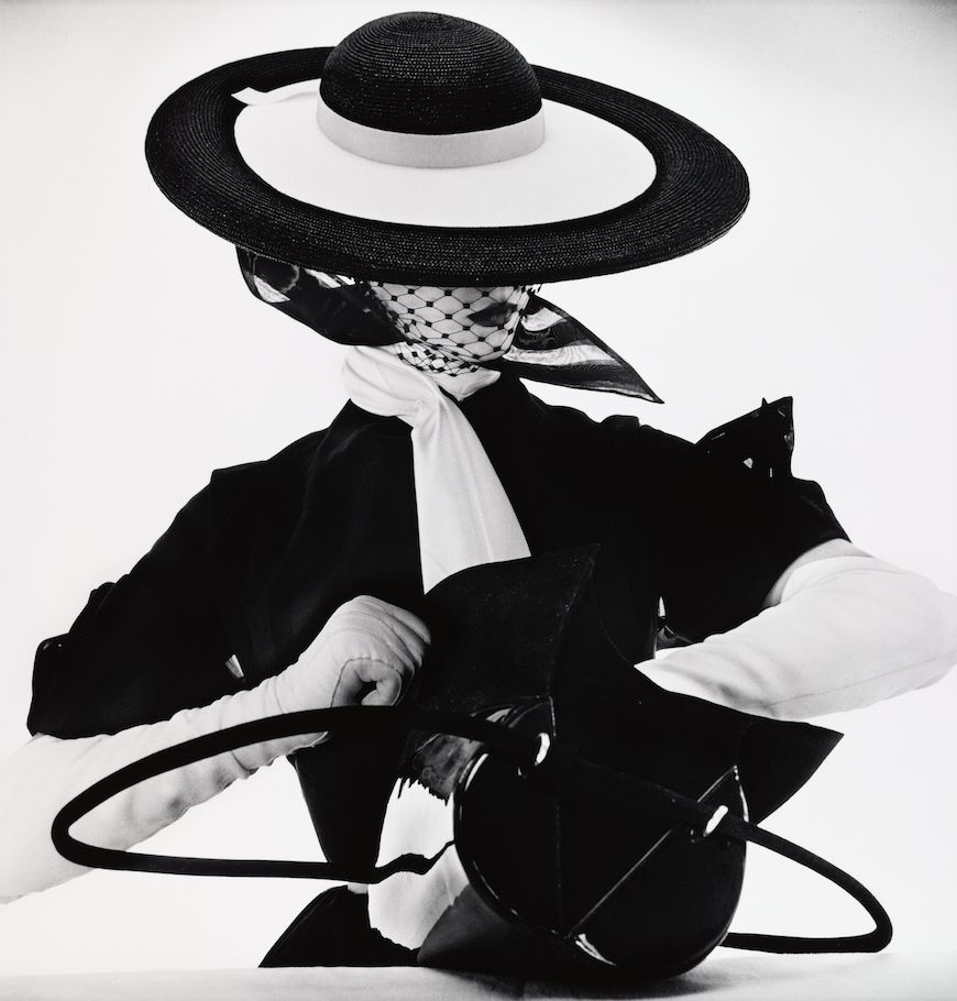 Black & White Fashion with Handbag (Jean Patchett) (C), New York (1950). (© Irving Penn Foundation)