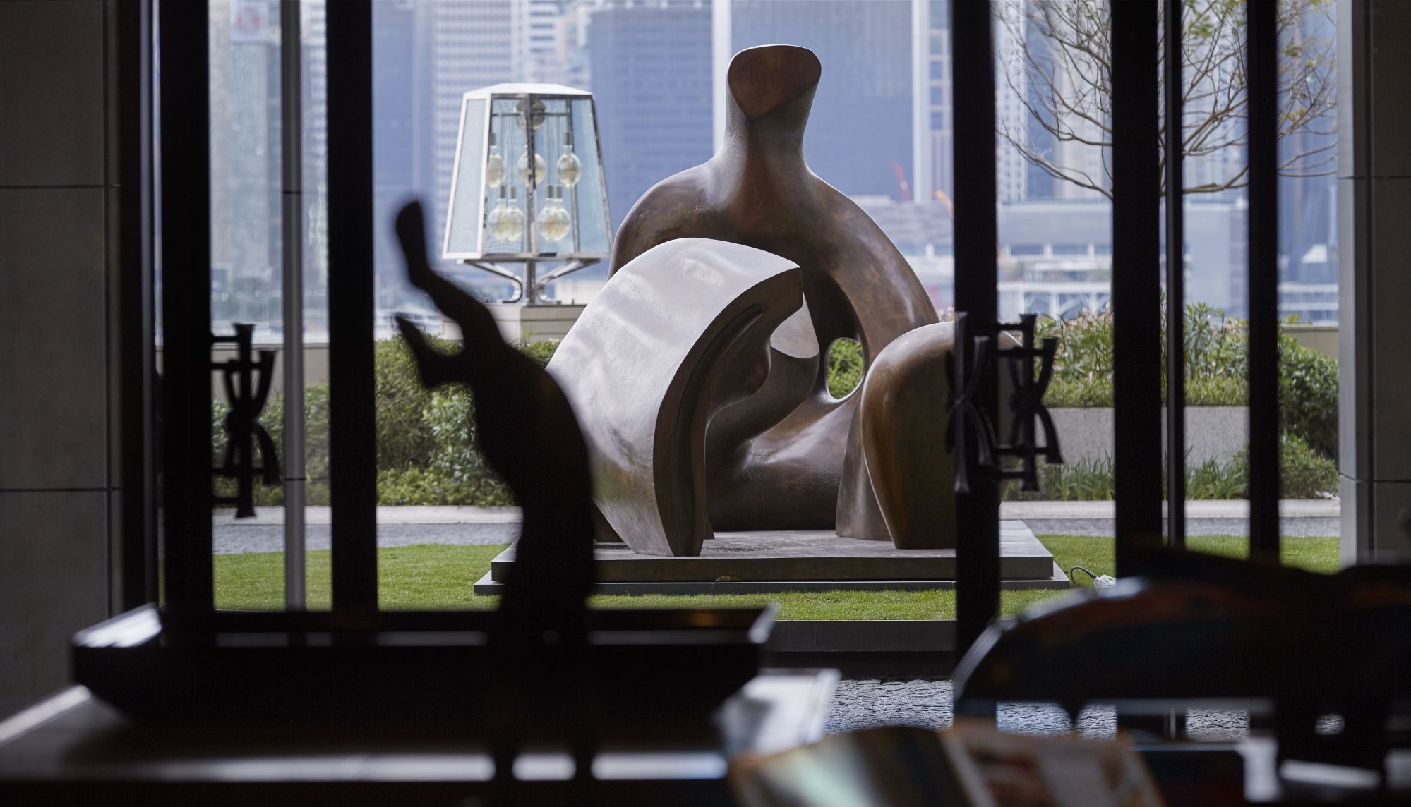 Guests are greeted by a Henry Moore sculpture at the Rosewood Hong Kong lobby (Photo: Courtesy of Rosewood Hong Kong)