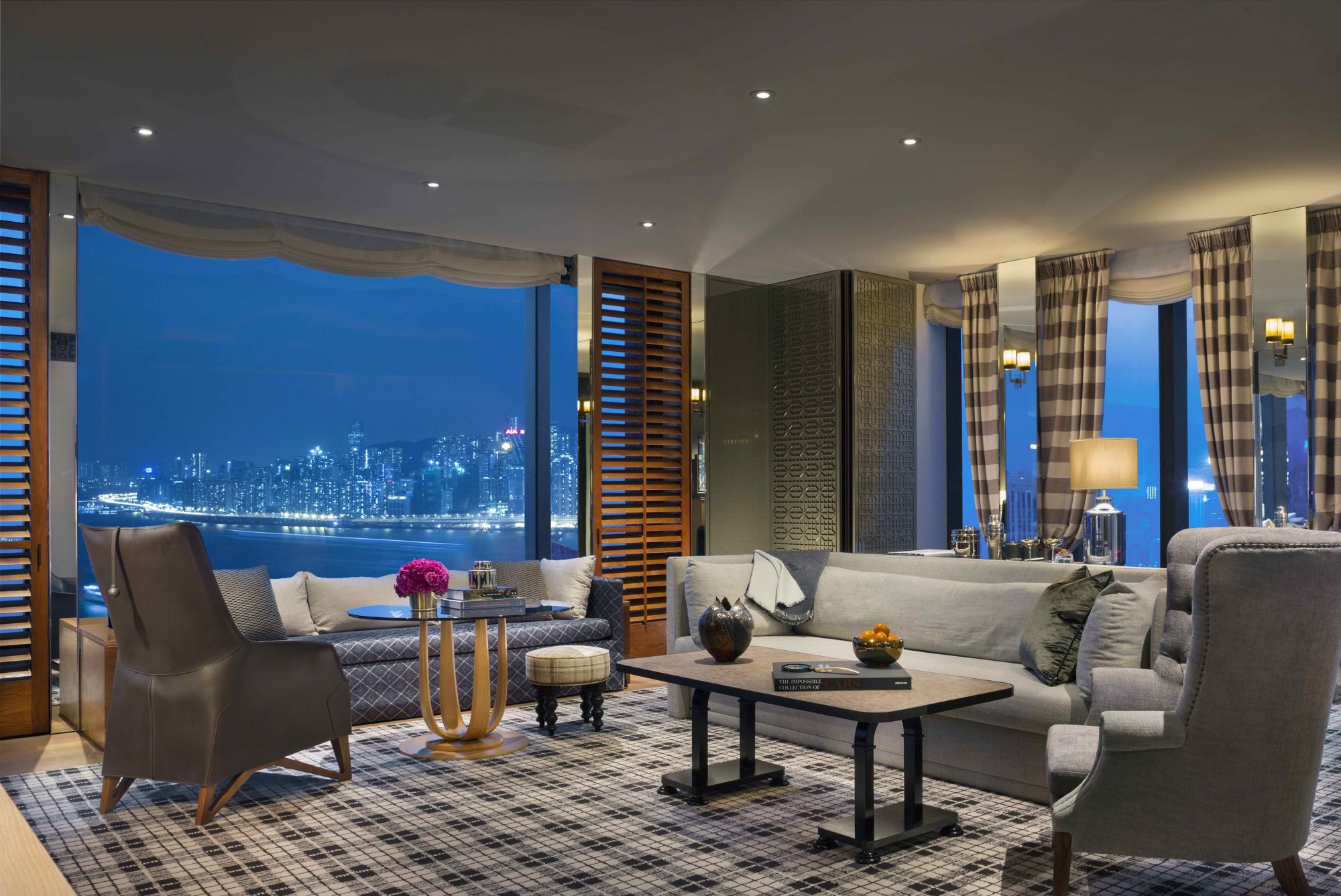 A harbour corner room living room at the Rosewood Hong Kong (Photo: Courtesy of Rosewood Hong Kong)