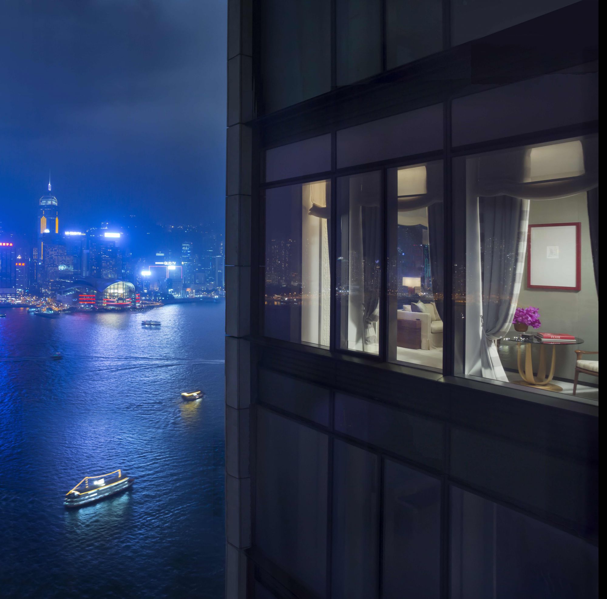 View from the living room of a harbour corner room (Photo: Courtesy of Rosewood Hong Kong)