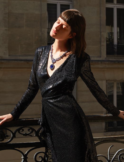 Verona transformable necklace in white gold set with an emerald-cut sapphire surrounded by sapphires and diamonds. Dress by Elie Saab