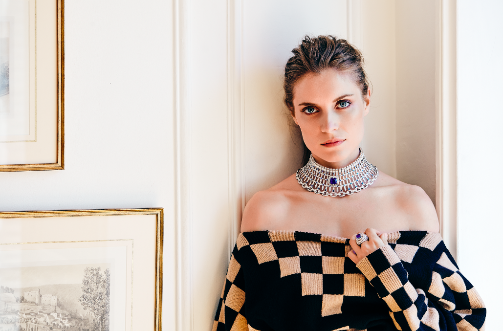 Le Royaume Necklace in white gold with a 19.31-carat blue sapphire surrounded by sapphires and diamonds, and Le Royaume Ring in white gold set with a 6.47-carat sapphire surrounded by diamonds, both from the Riders of the Knights collection by Louis Vuitton. Dress by Louis Vuitton
