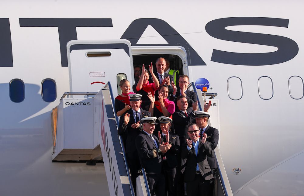 Alan Joyce, Qantas Group CEO with the flight deck crew and cabin crew at Sydney Airport celebrating after flying 19 hours and 16 minutes from New York to Sydney on October 20, 2019 in Sydney, Australia. Qantas is the first commercial airline to ever fly direct from New York to Sydney (photo: Getty Images)
