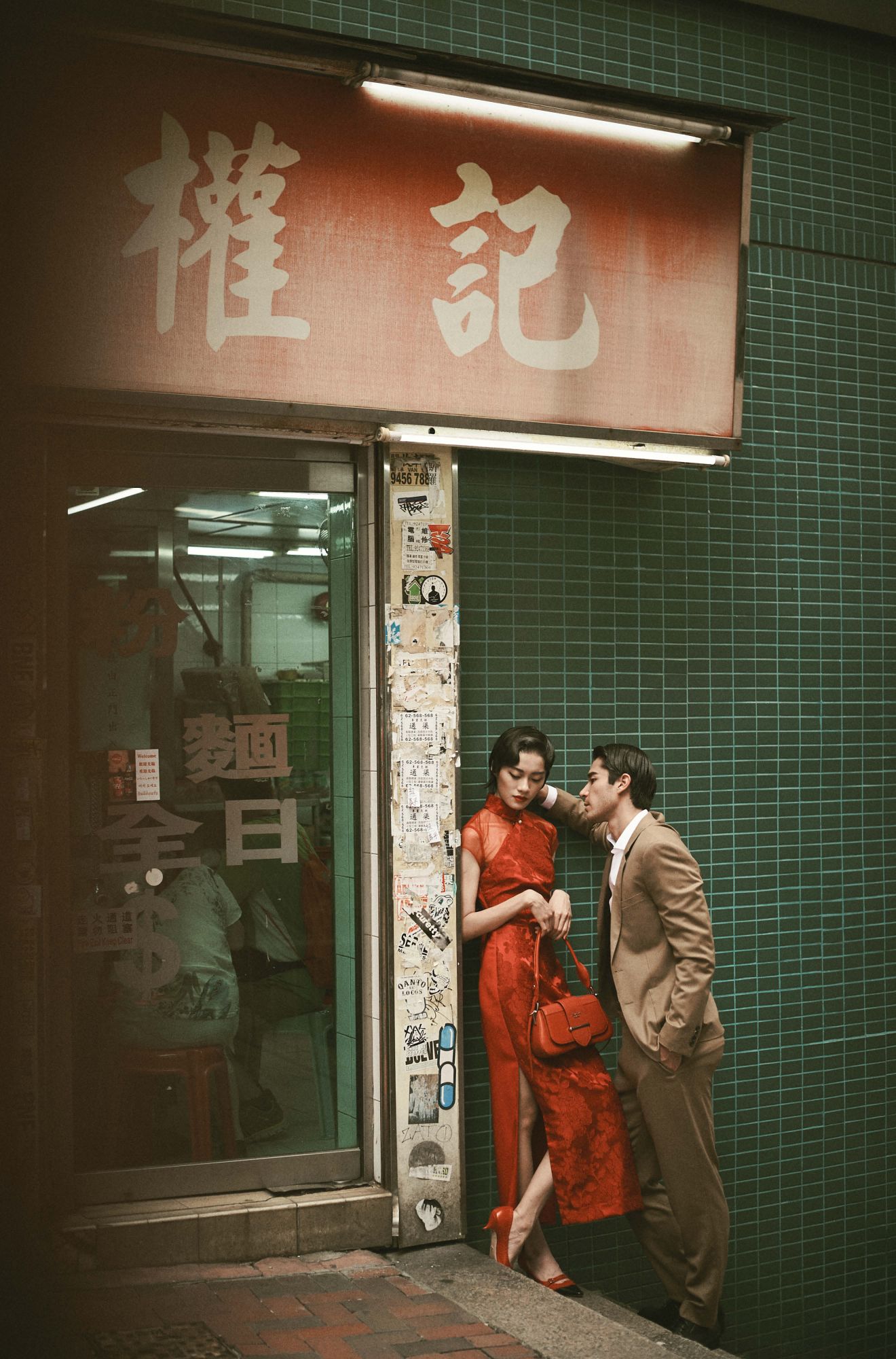 Le Si wears a qipao by Jos; shoes by Dior; and carries a bag by Prada; Kenta wears a shirt by Ralph Lauren Purple Label; jacket and trousers by Sandro; and shoes by Cos
