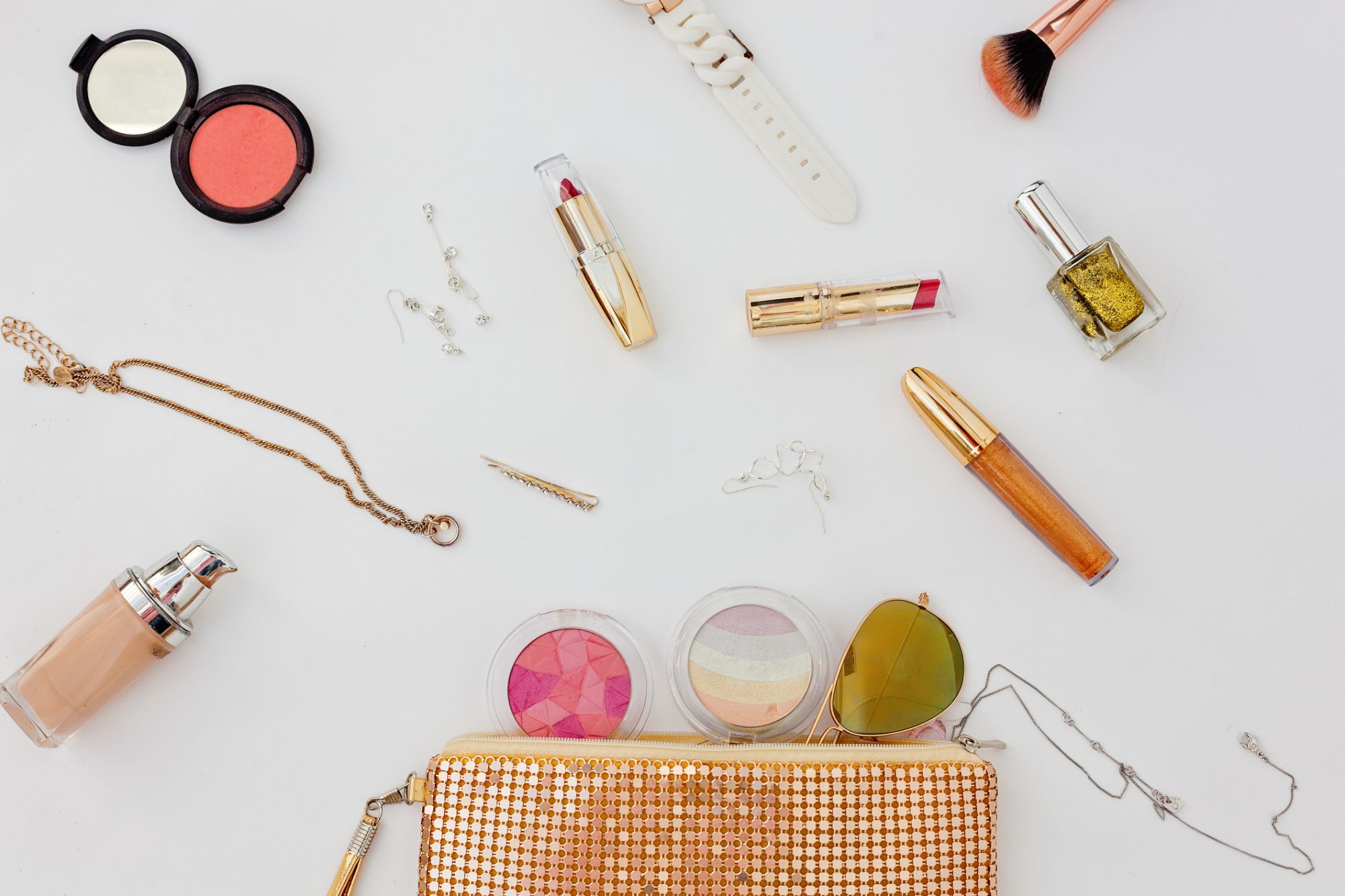 Dressing case with a lot of feminine objects.