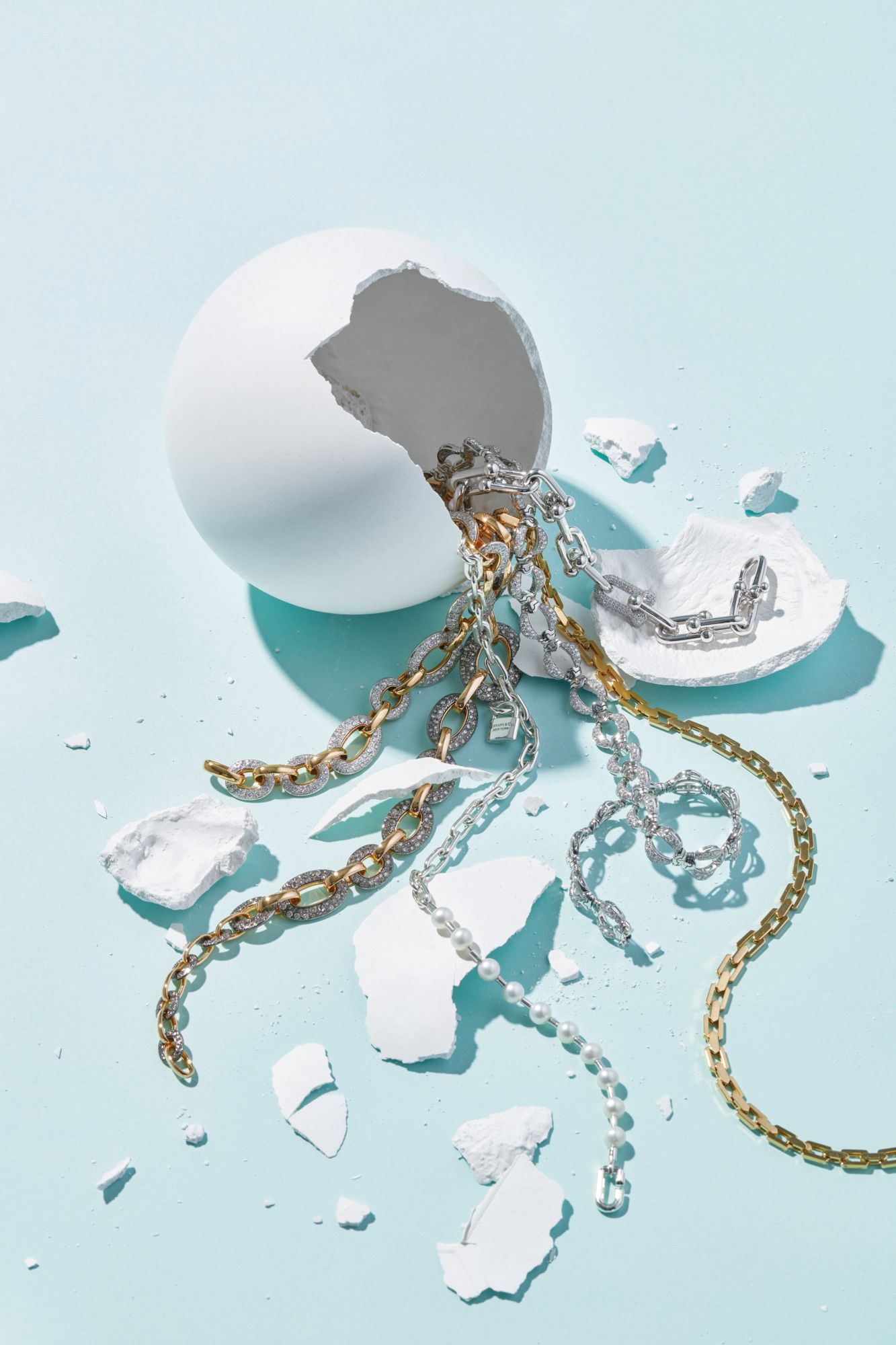 HardWear bracelet in white gold set with diamonds by Tiffany & Co; Kelly Chaine necklace in yellow gold by Hermès; Parentesi necklace in white gold set with diamonds by Bulgari; HardWear bracelet in silver set with freshwater pearls by Tiffany & Co; La Gioia Tango necklace in rose gold and black rhodium-plated rose gold set with brown diamonds and bracelet in rose gold and white rhodium-plated rose gold set with diamonds, both by Pomellato