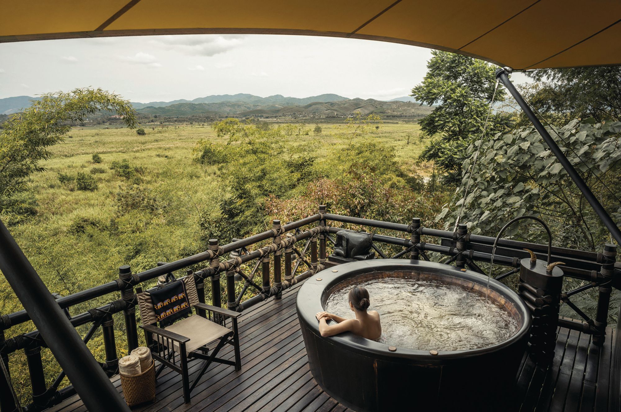 浸泡在Four Seasons Tented Camp Golden Triangle的露台浴盆中放眼原始野性的景色(Photo: Courtesy of Four Seasons)