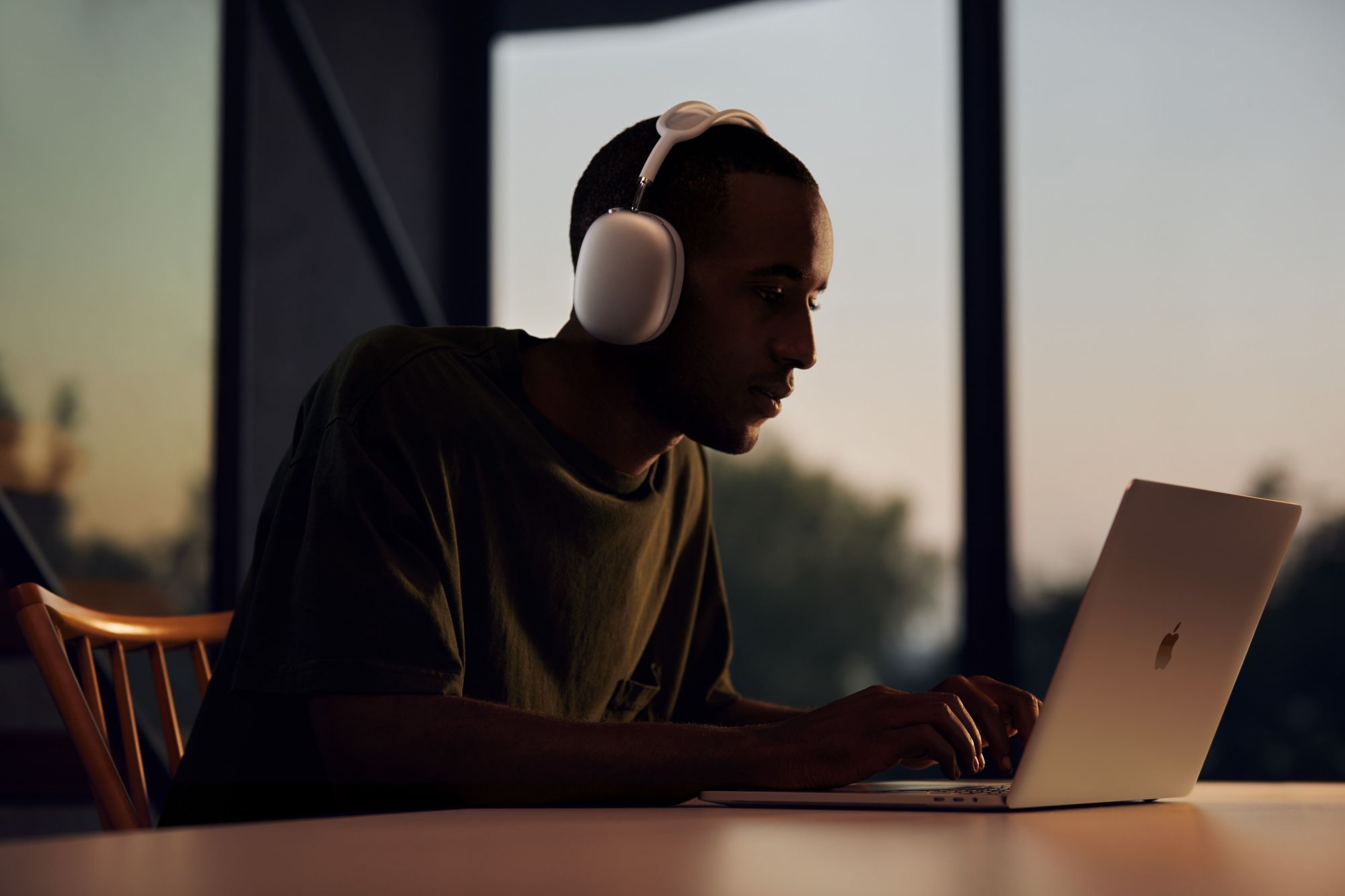AirPods Max 每個耳罩都搭載 Apple 設計的 H1 晶片,還有客製化聲學設計與先進的軟體,使用運算音訊技術提供最高品質的聆聽體驗。(Photo: Courtesy of Apple)