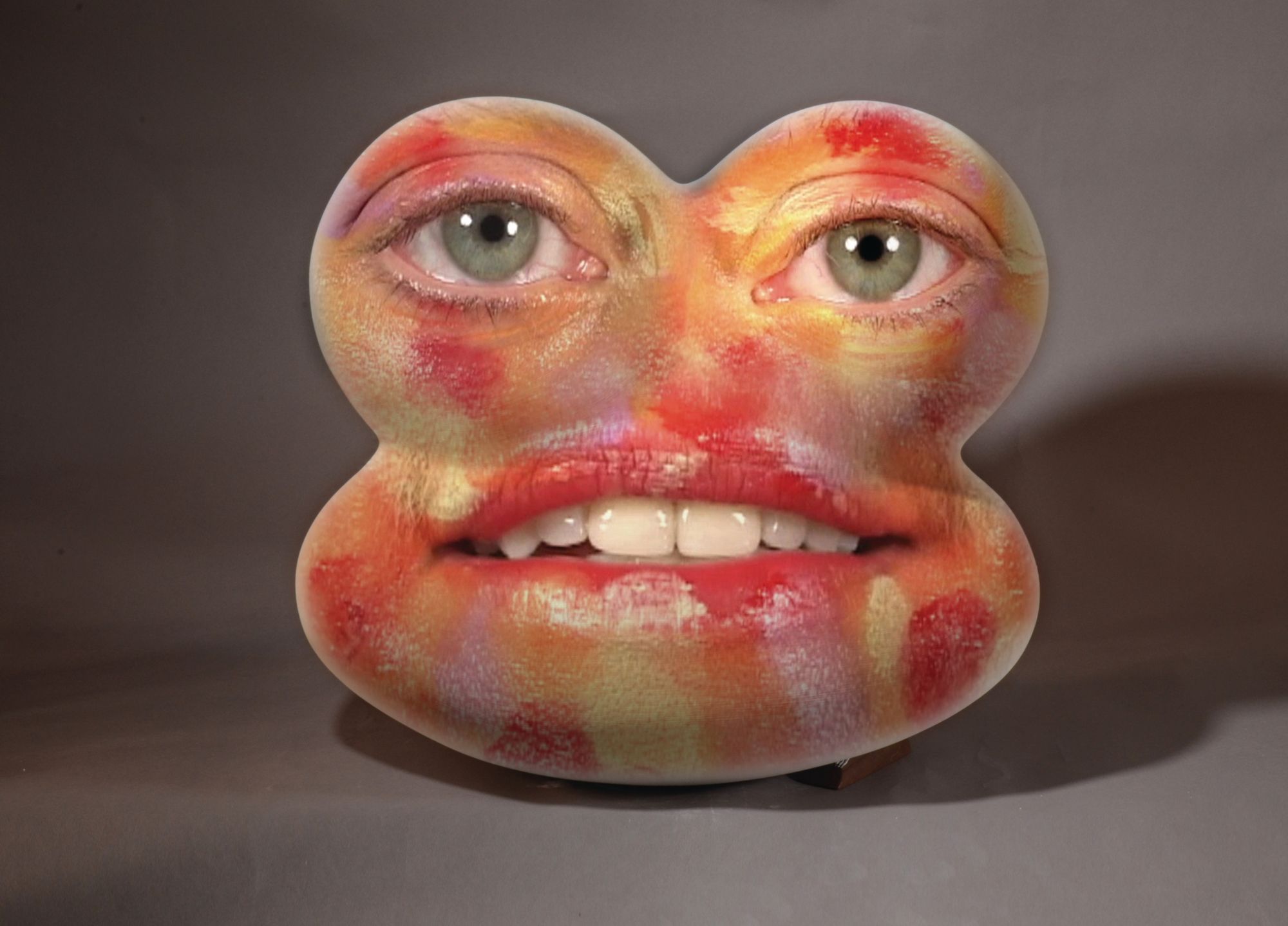 Kceps(2005)Oursler 有時會將作品縮小臉部到眼睛和嘴巴的位置。