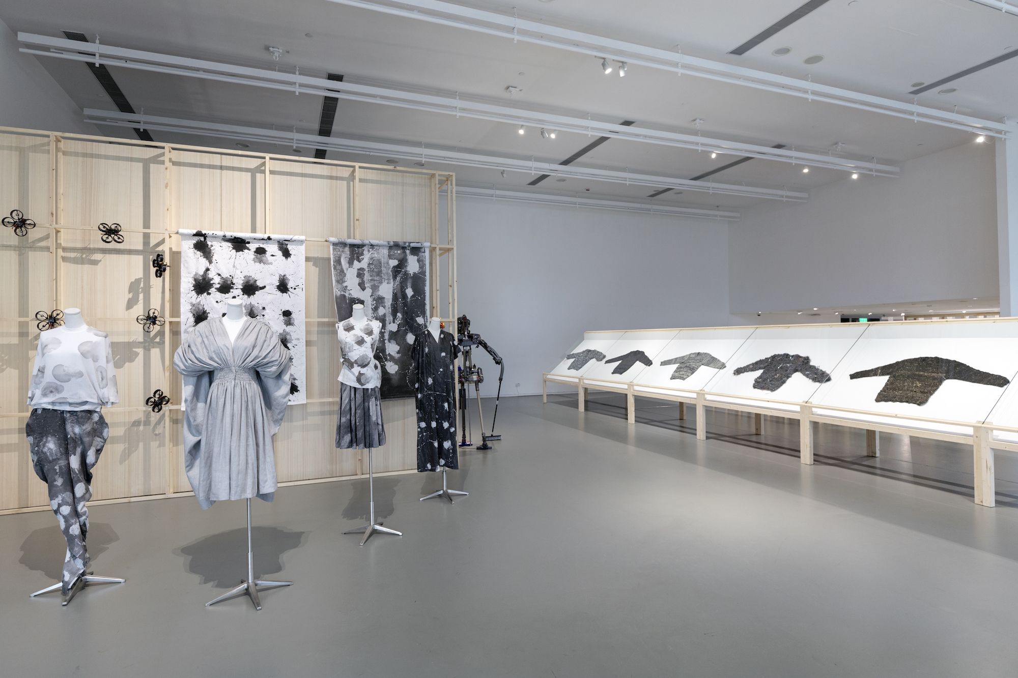 The first area of the exhibition showcases 24 of Fujiwara’s past and recent works, surrounded by specially designed knit installation arches (Courtesy of HKDI Gallery)
