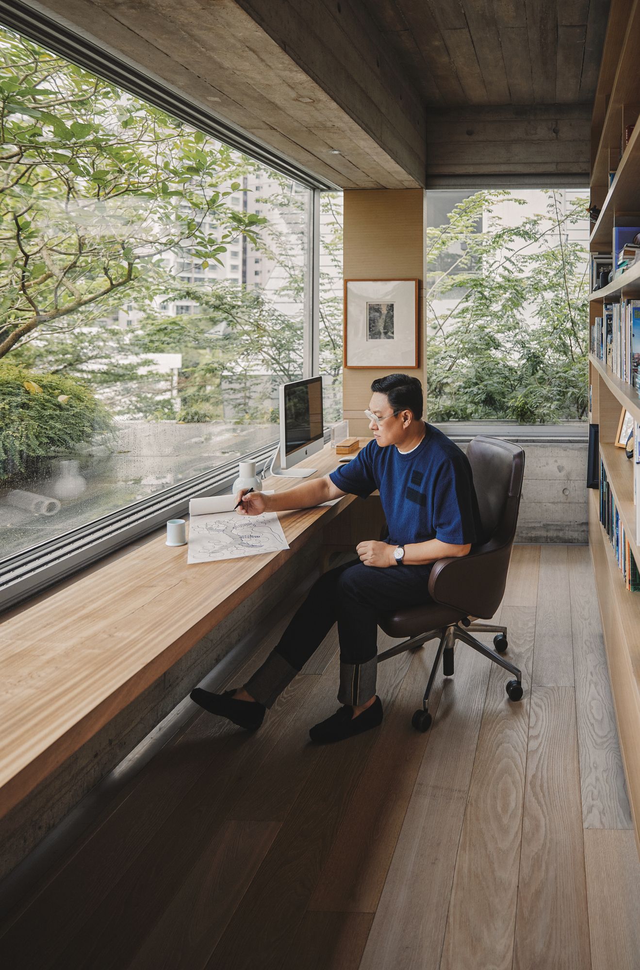 黃超文攝於書房,窗外是一片青青草地。黃超文腕錶by Piaget。(Photo: Darren Gabriel Leow for Tatler Hong Kong)