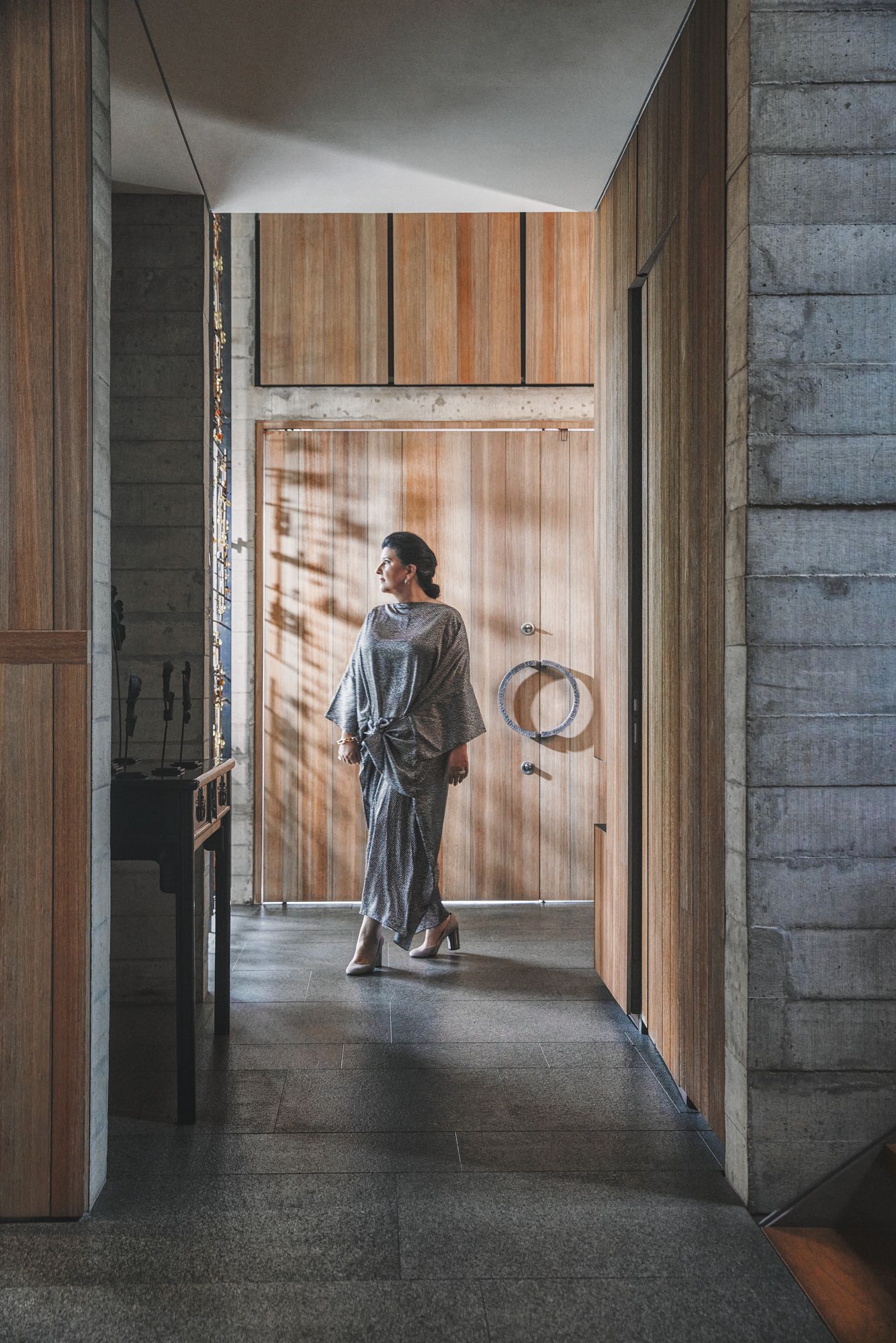 Maria Warner攝於自宅玄關,夫妻倆於2013年搬入。Maria Warner耳環、手鍊、戒指all by Pomellato。(Photo: Darren Gabriel Leow for Tatler Hong Kong)