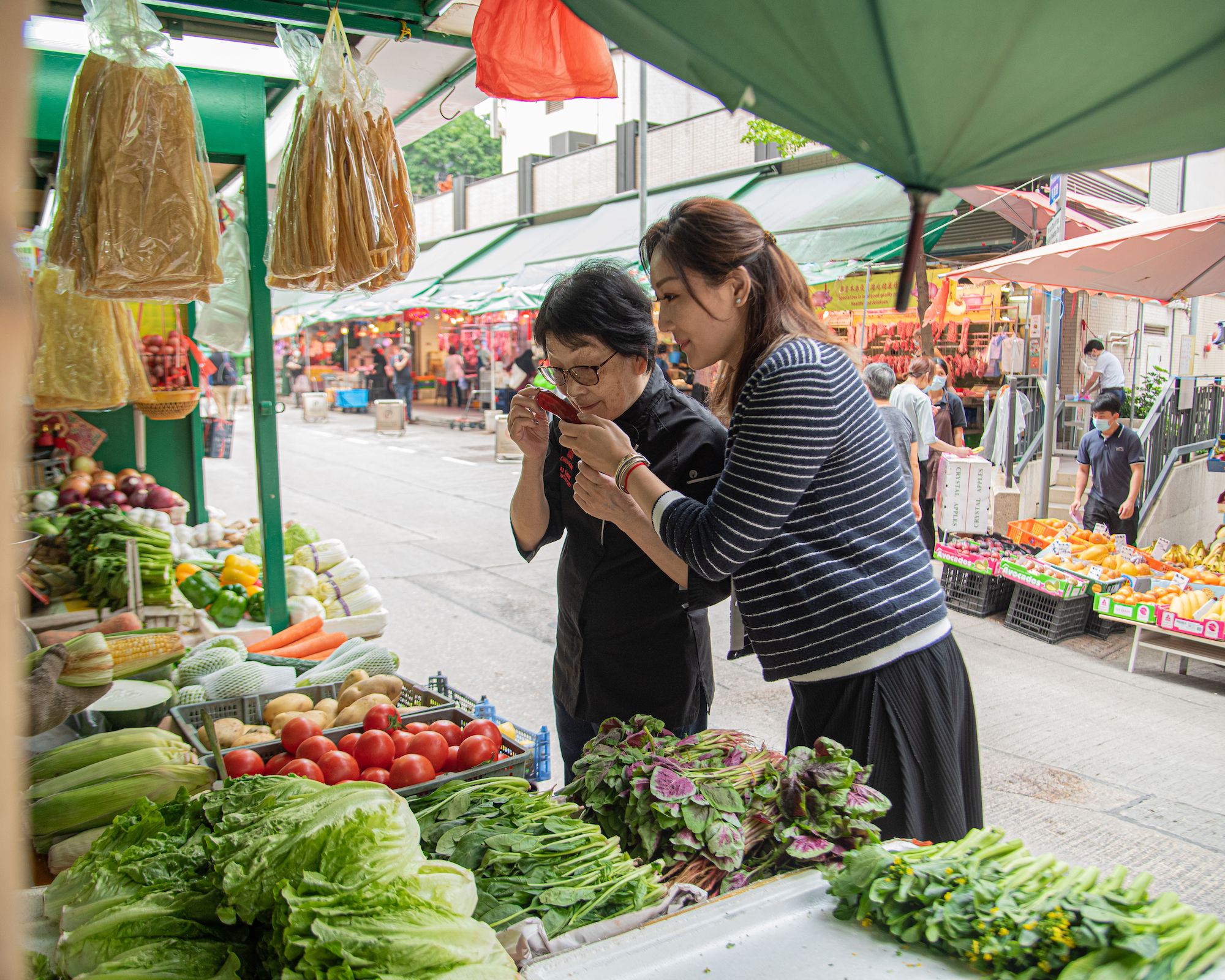 Chef Chan and daughter Tracy Wong at a Hong Kong wet market. (Photo: Ameer Khem)