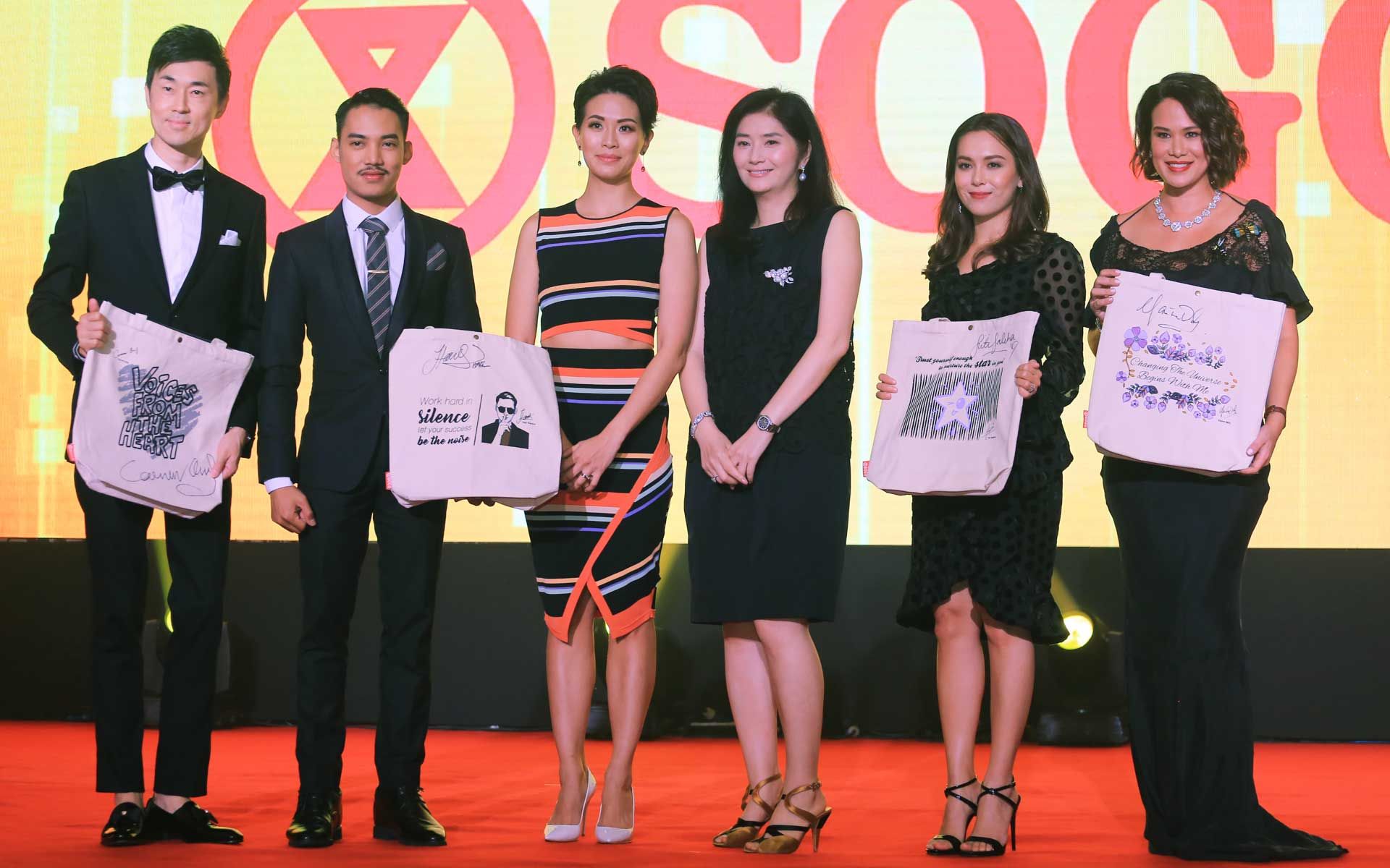 Carven Ong, Hael Husaini, Dr Andrea Lim, Datin Rita Shum, Siti Saleha, and Datin Elaine Daly with their charity tote bags