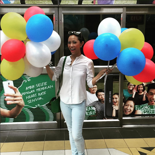 Rozie Mastor was spreading love by giving out balloons as part of the #seedingMYhope campaign, a collaborative project from a few creative bodies to instil patriotism in the younger generation. (Photo: @roziemastor)