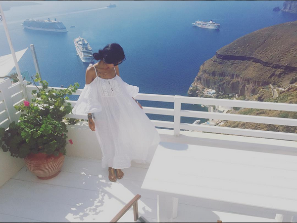 Kim Raymond found the perfect sundress to take on her holiday in Santorini, Greece. (Photo: @kimchiraymond)