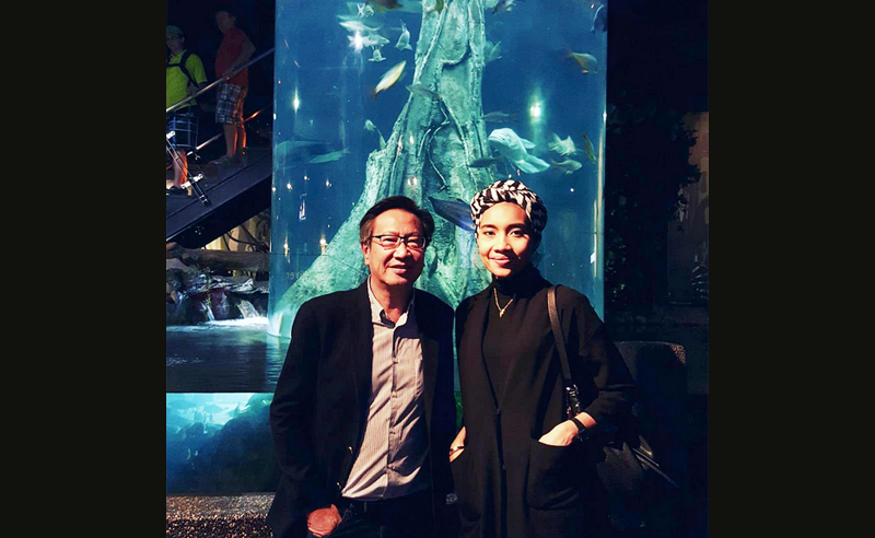 Dato' Simon Foong helped singer-songwriter Yuna set up a Little Forest terrarium at Aquaria KLCC to help children learn more about nature's ecosystems. (photo: @simonchf)
