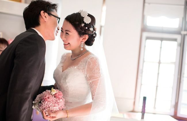 A kiss from the groom, Tan Shen Wain to his beautiful bride, Lim Ai San