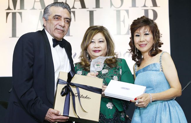 Tengku Puteri Meriam and Dato’ Seri Mohamad Toufic Al-Ozeir received a voucher from Noritake, distributed by The China Pottery.