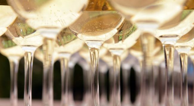 Italian prosecco overtakes champagne in Britain