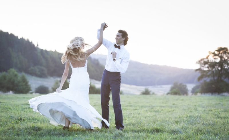 New forms for wedding dresses in 2017: Spaghetti straps, trousers, open backs