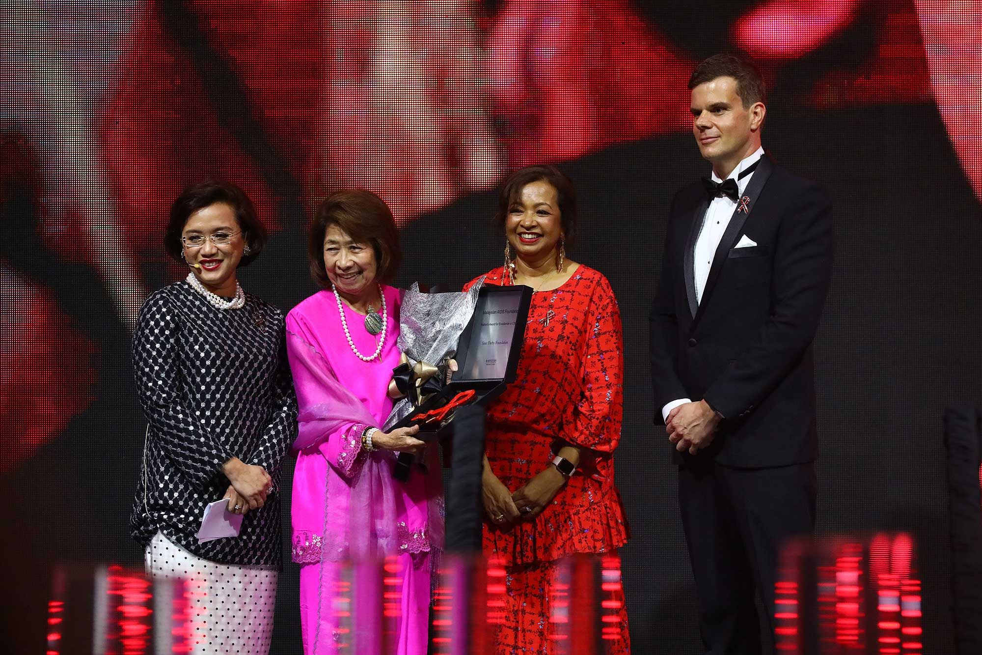 Professor Dato' Dr Adeeba Kamarulzaman, Datin Paduka Zaitoon Dato' Othman (Patron's Award for excellence in corporate social responsibility awardee), Datin Paduka Marina Mahathir and Jamie Mead