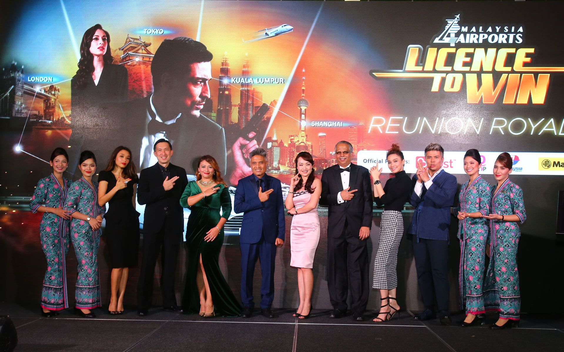 Marion Caunter, Awal Ashaari, and other VIP guests of the evening gather on stage