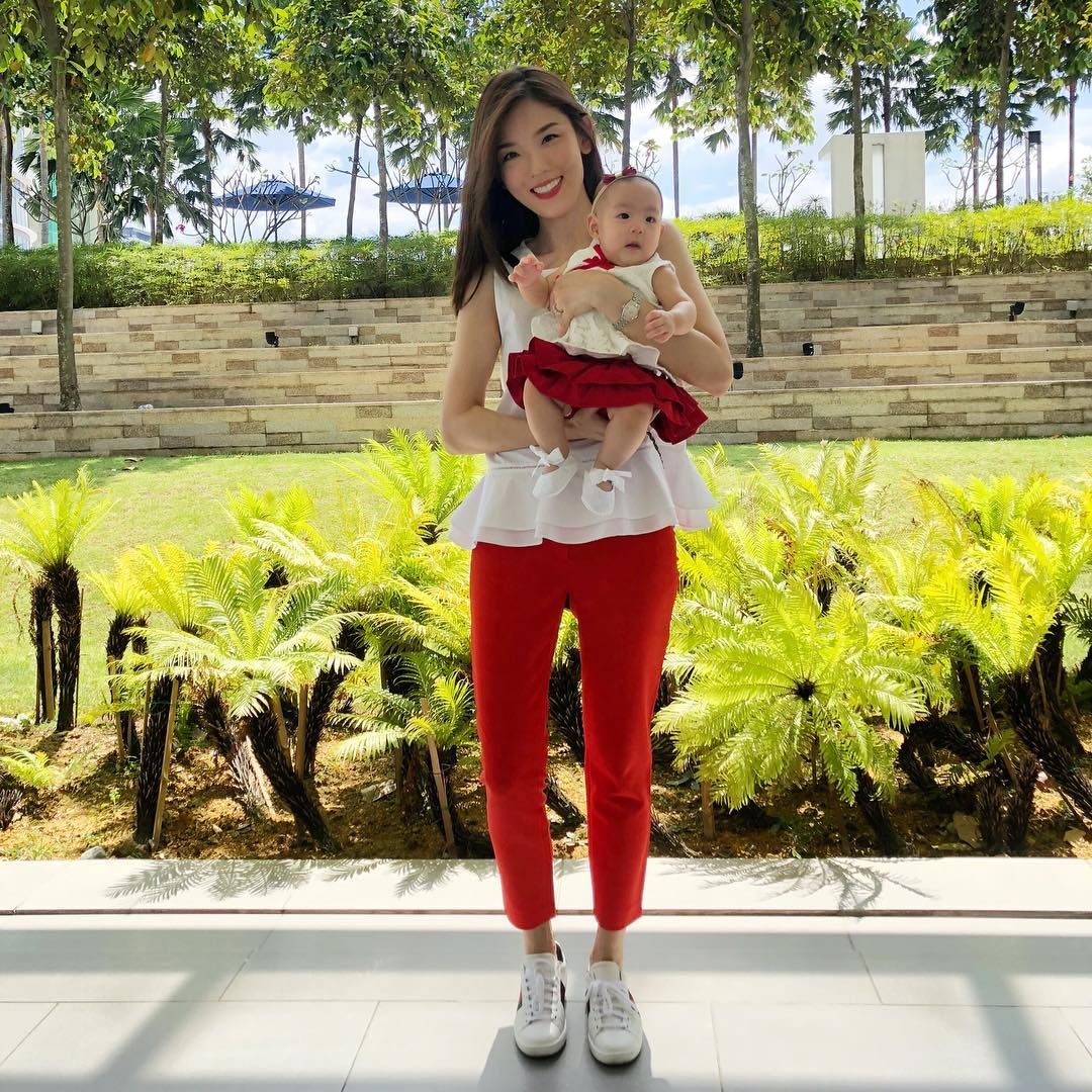 Matching white and red mother-daughter outfits? Yen Yen has got it down to an artform, (Photo: @im_yennn/Instagram)