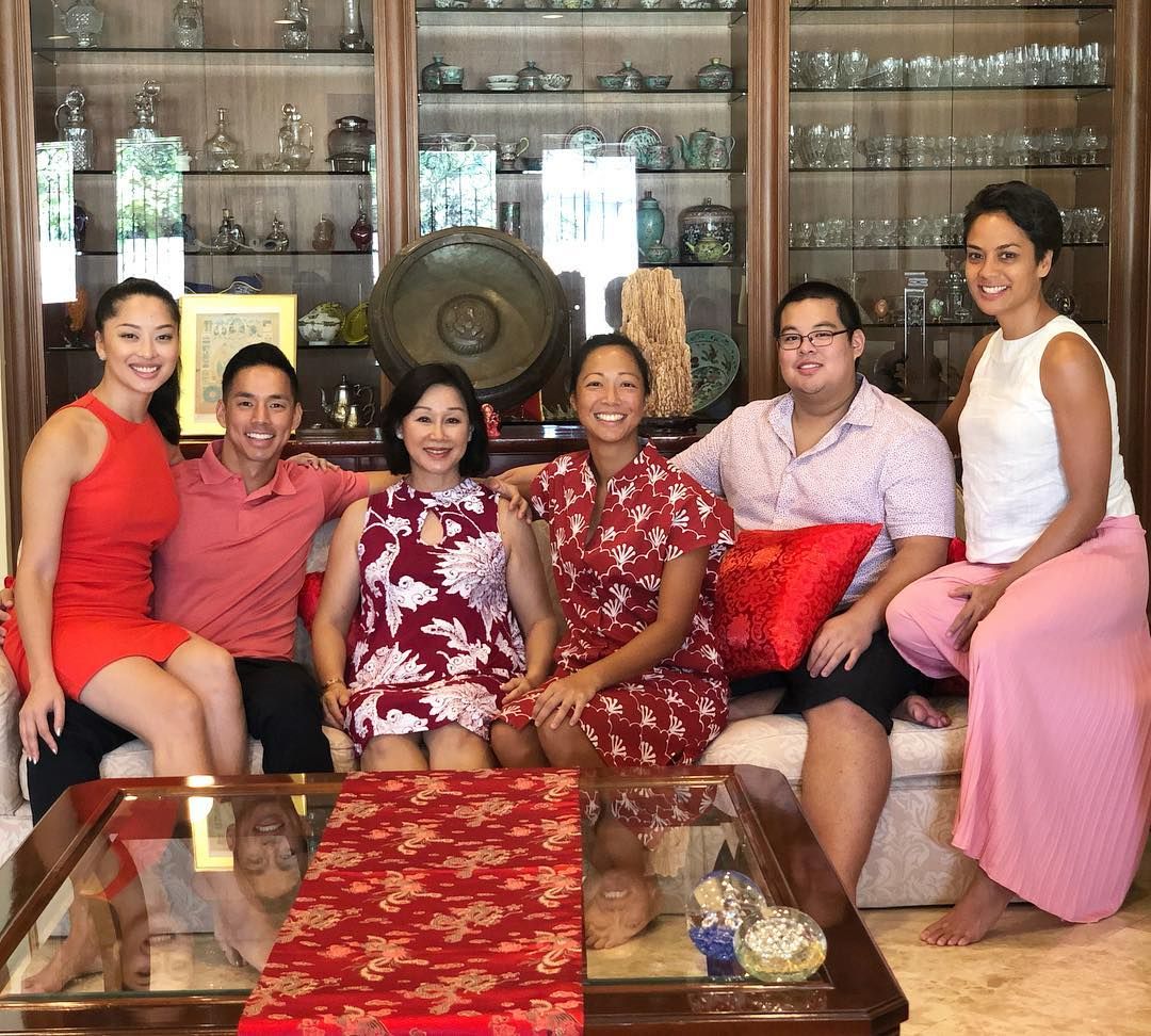 Sarah Lian and Tan San Chuan enjoy a laid-back CNY lunch with friends, the best kind. (Photo: @imsarahlian/Instagram)