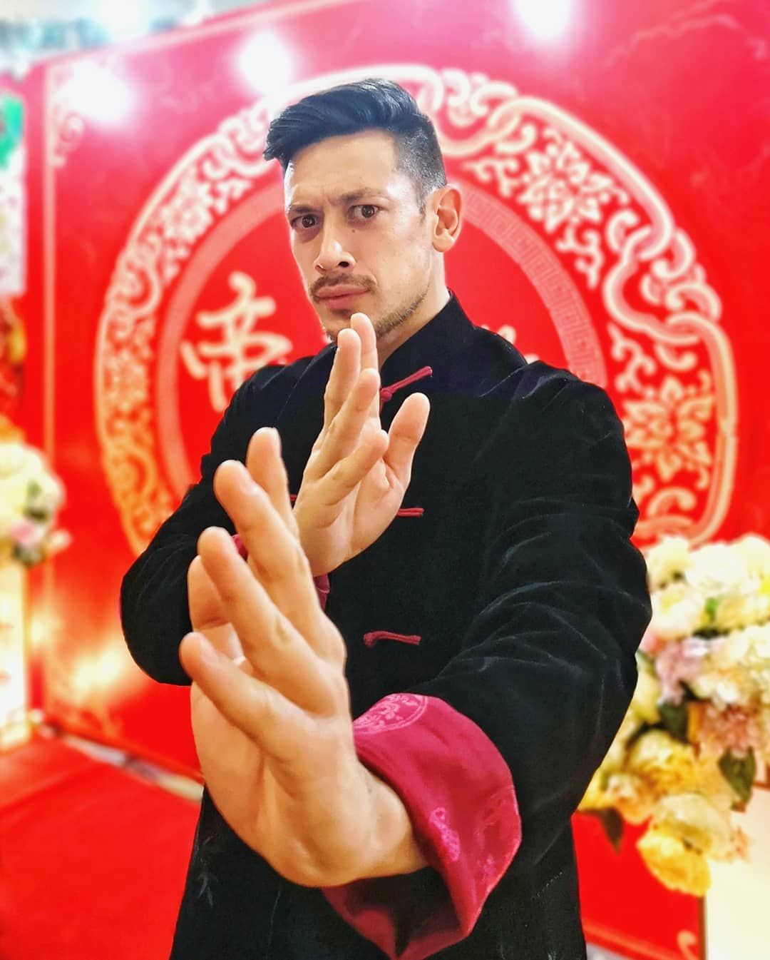 There's no stopping Peter Davis in his quest for the coveted ang pau packet. (Photo: @peterhughdavis/Instagram)