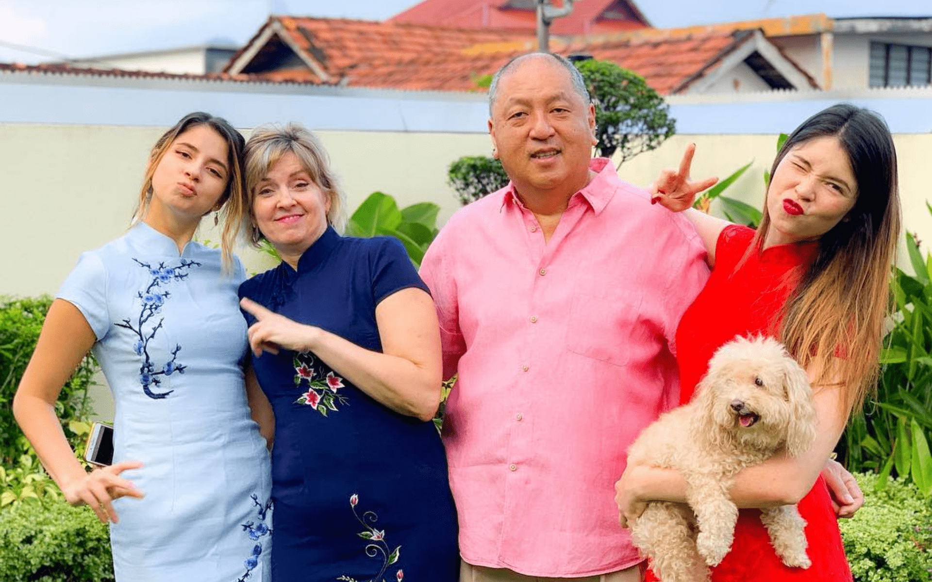Here to show us how to work that family CNY photo like a boss: sisters Yong Mei Fong and Yong Mei Ling with their fabulous folks Dato' Kevin Yong and Datin Penny Yong. (Photo: @yongmeilingg/Instagram)
