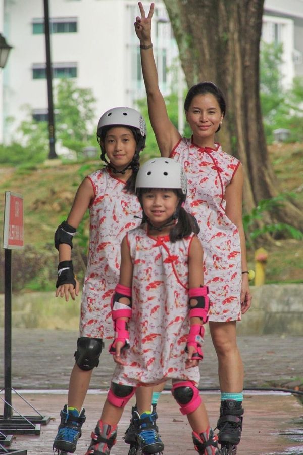 Rollerblading lessons with the girls on Chinese New Year morning: Daphne Iking officially rocks her status on the 'cool mums' hall of fame. (Photo: @daphneiking/Instagram)