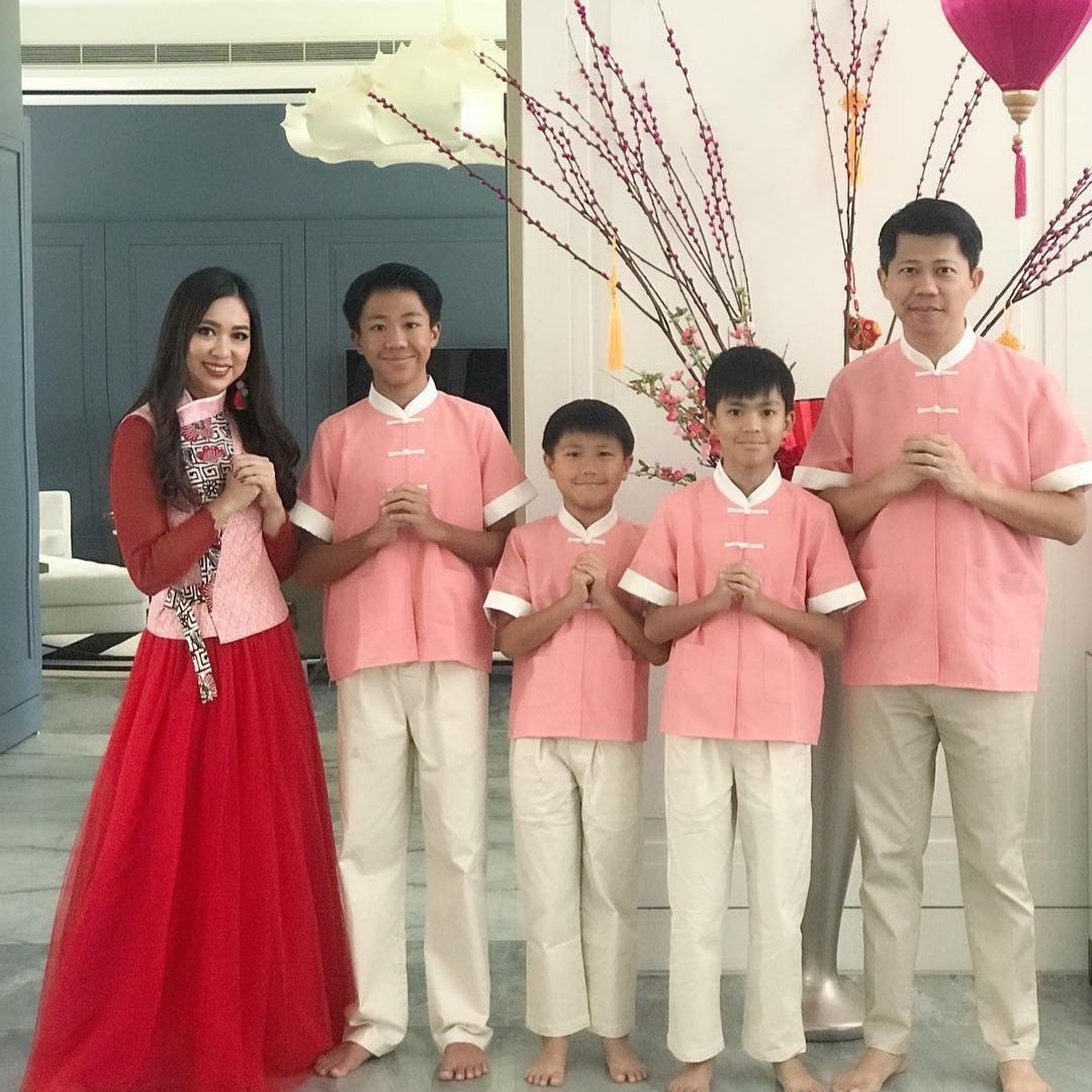 Pink is the new red in this gorgeous family photo by Datin Yvette Kang and Datuk Michael Tang. (Photo: @yvetteyvents/Instagram)