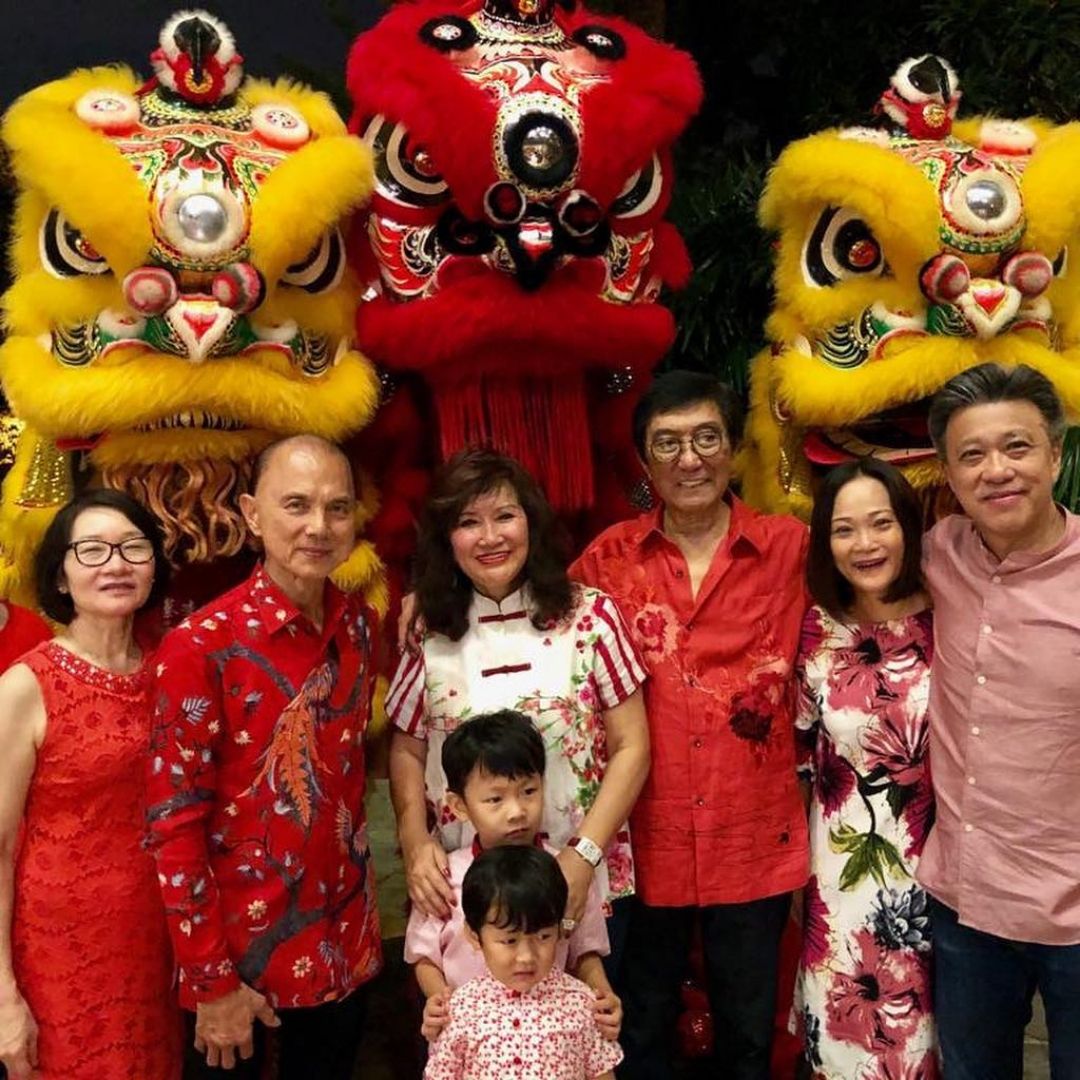The only thing better than a lively lion dance? Great company, as Dato' Rosemarie Wee & Captain Wee Eng Lee pose for a photo with Datuk' Jimmy Choo and Datuk Seri Wong Chun Wai. (Photo: @rosemariewee/Instagram)
