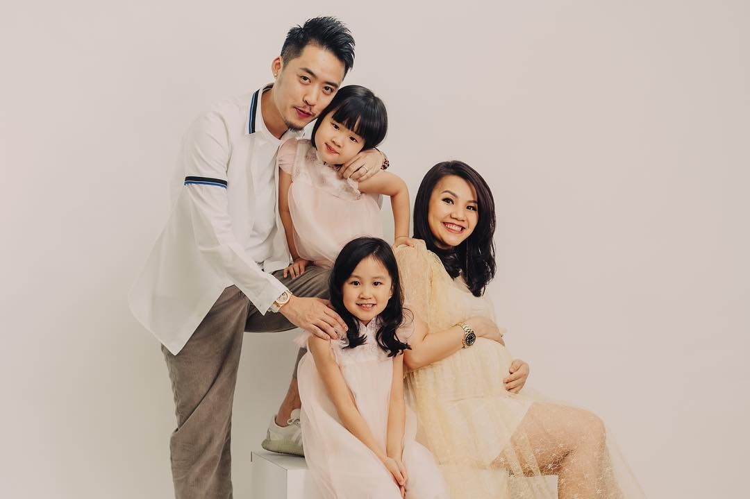 Bryan Loo and Sally Quah remind us again why they are forever #couplegoals, with this family portrait commemorating their 22nd Valentine’s together and third baby on the way (Photo credit: @bryan_loob)