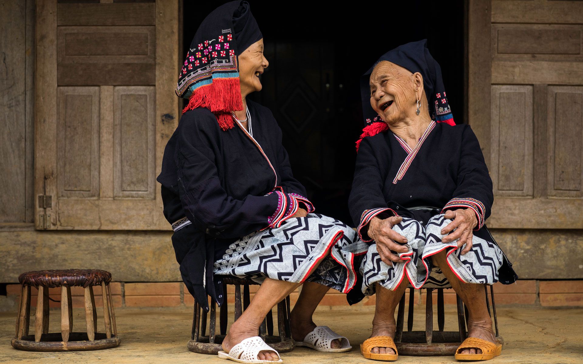 2 ladies in Hòa Bình