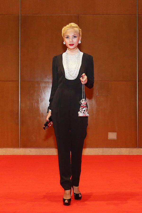 2015 March: We love this smart black and white jumpsuit pairing with a Judith Leiber Dalmatian clutch at the Petronas Malaysia Grand Prix Gala