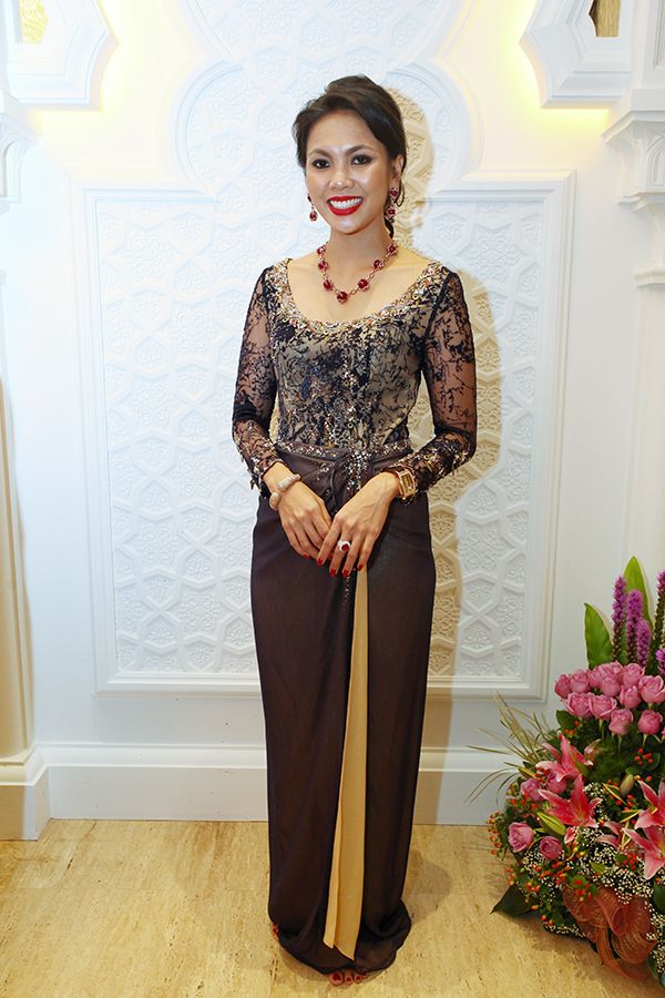 2013 June: Wearing a traditional sequinned and lace dress, with a matching set of ruby red necklace and earrings at the solemnisation ceremony of sister Alia Geneid and Dias Atamkulov
