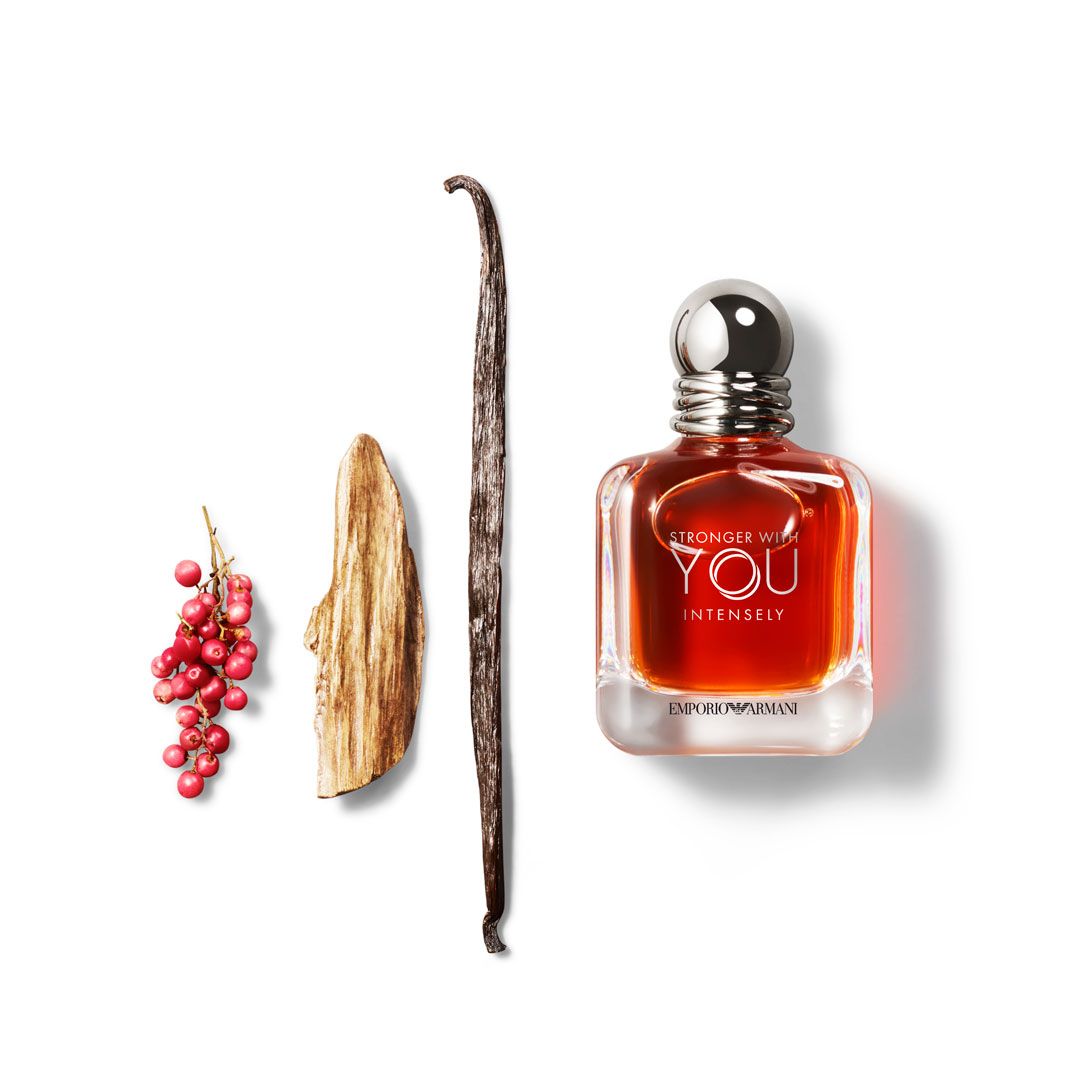 Stay strong and confident with Giorgio Armani’s Emporio Armani Stronger With You Intensely Eau de Parfum. Made from an addictive fougere of oriental woody scent, Stronger With You Intensely, opens with a harmonious blend of spicy pink pepper and sugar-coated chestnut to bring a new originality to the composition.