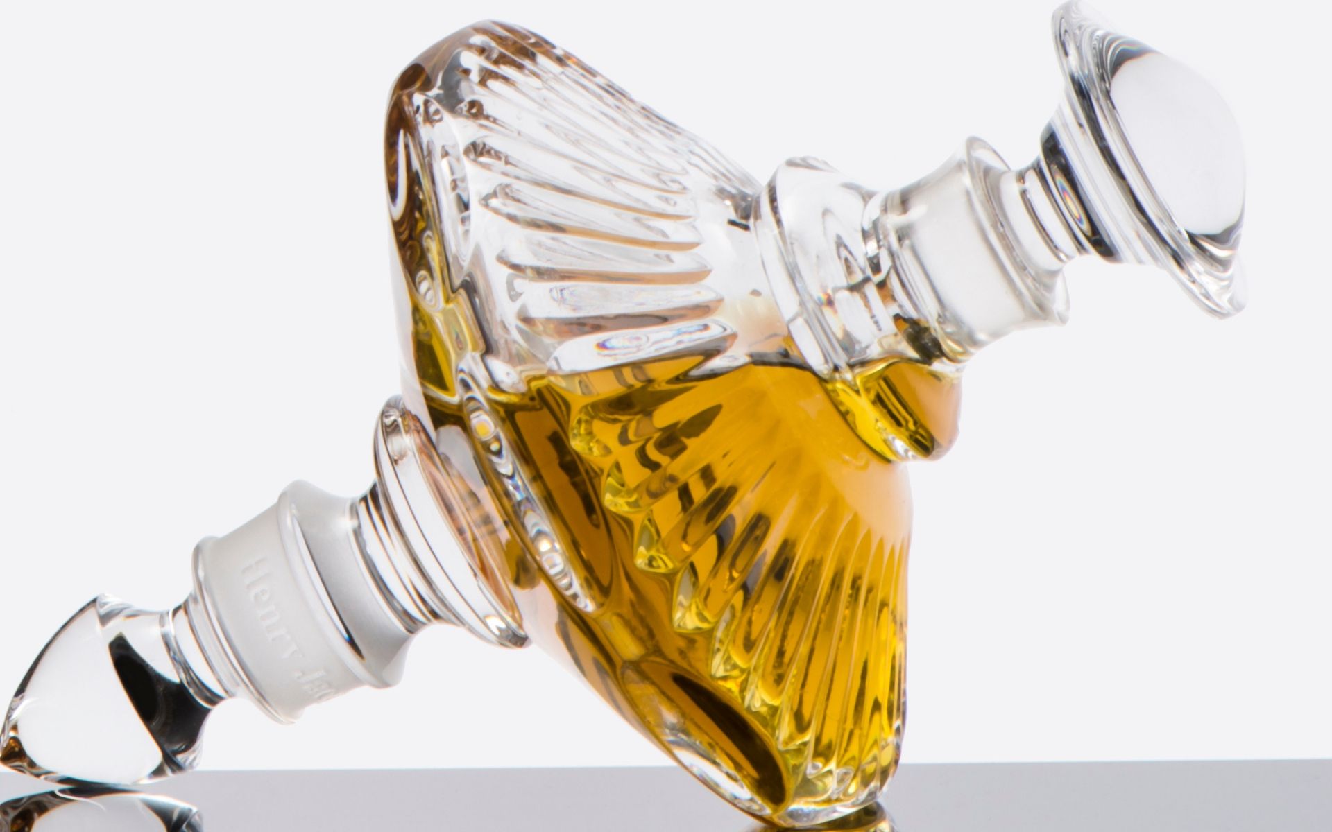 Mr H, a Les Toupies collection, is a one-of-a-kind creation by Henry Jacques’ Parfums. A concoction of cedar leaf, geranium, sandalwood, tabacco, amber and patchouli that is bound to make any woman swoon.