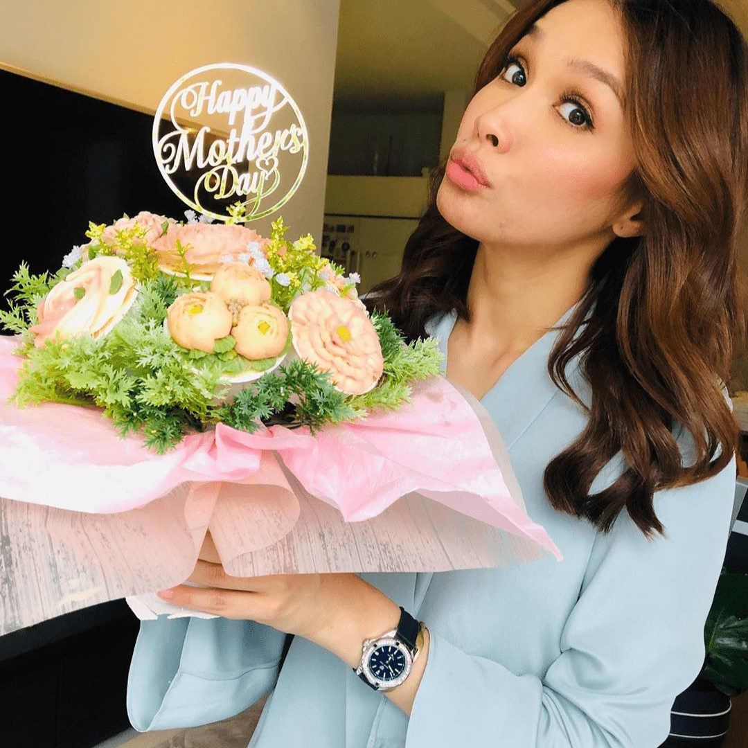 A bouquet of flower cupcakes for Mother’s Day: Scha Alyahya is one happy mummy, thanks to YSL Beauty Malaysia. (Photo: @schaalyahya/Instagram)
