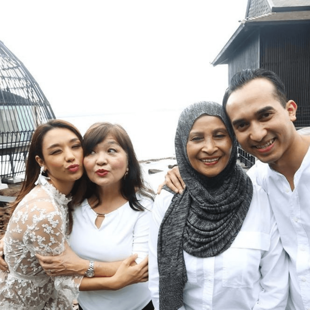 Two mums steal the spotlight in this sentimental Mum’s Day shoutout by Marion Caunter: her own mother Tiong Min Chor and mother-in-law, whom she affectionately calls ‘Mak’. (Photo: @marioncaunter/Instagram)