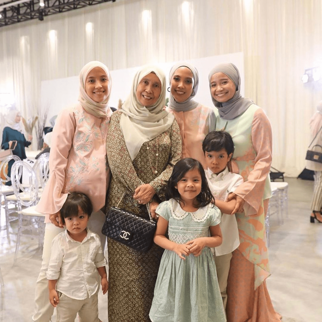 Did Nurul Zulfikfli and company match their delightful pastel outfits for maximum impact in this adorable Mother’s Day post? If so, it worked. (Photo: @nurulzulkifli/Instagram)