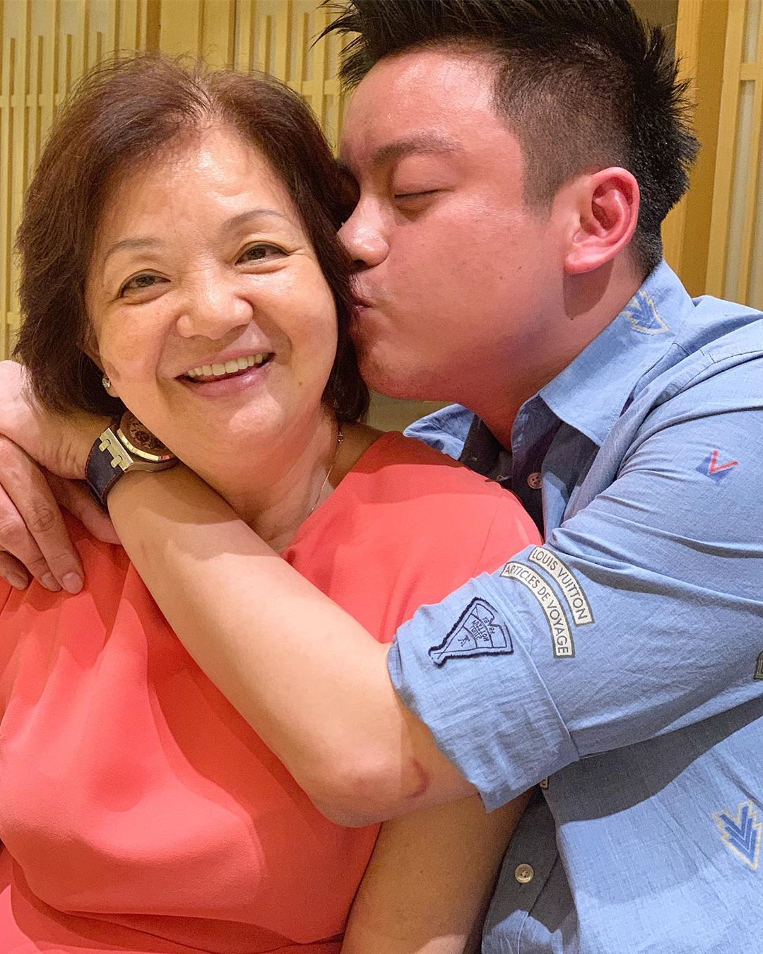 Don't you just love a man who's not afraid to show he cares? Jayden Liew treated his beloved mum to a hearty Mum's Day meal and a kiss or two in between. (Photo: @jaydenliewwengkeong/Instagram.)