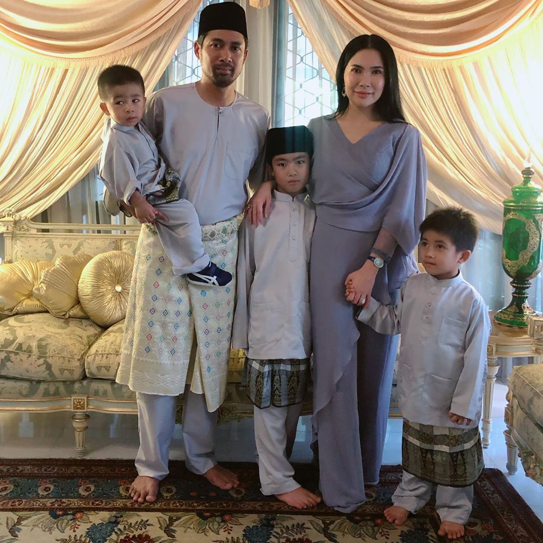 Parenting pros, Erwin Azizi and Angela Karto, looking picture-perfect, show off their matching pastel purple looks of Raya day 1. (Photo credit: @angelakarto/ Instagram)