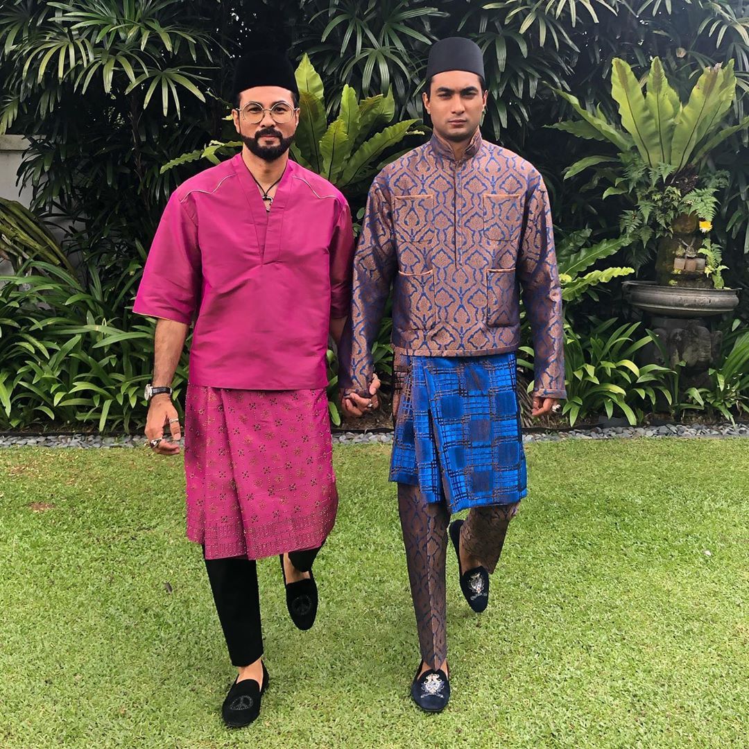 Same pose but different style: There's something contrasting yet complementary of Dato' Sri Bernard Chandran and his son Terimunite's choice of Lebaran threads. (Photo credit: @bernardchandran / Instagram)