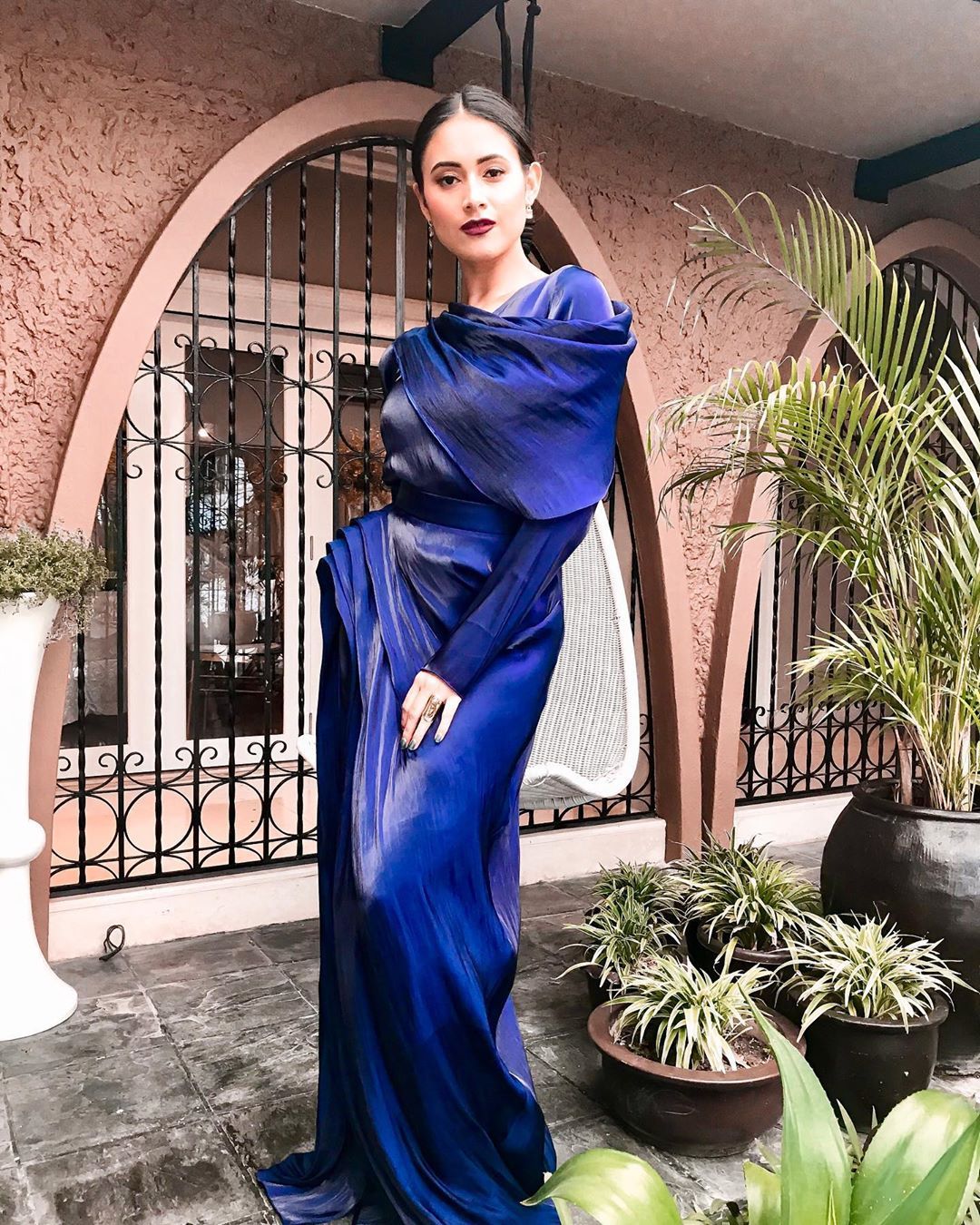 Proof that Alia Bastamam was made for royals, here's 1 of Tunku Elana Khyra, looking like a million dollars in her cobalt blue dress at the palace. (Photo credit: @elanakhyra / Instagram)